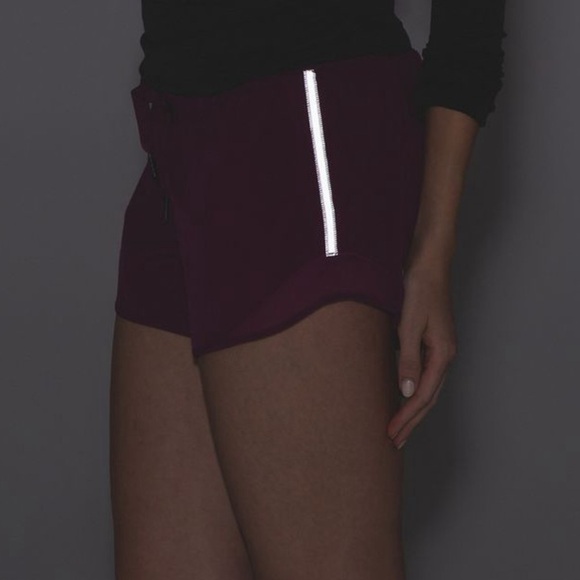 Lululemon Hotty Hot Low Rise lightweight Run Short Long 4” in Deep Fuchsia Sz 6 - Picture 4 of 10